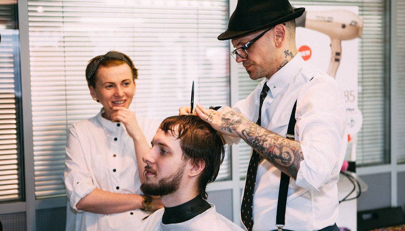 Sid Sottung - demonstratciia muzhskoi` strizhki na kurse Ia barber