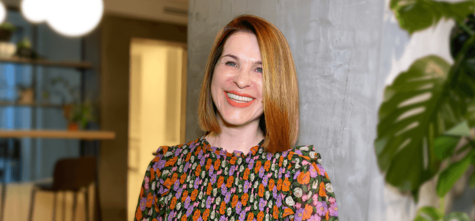 Медный оттенок мягко сглаживающий черты лица