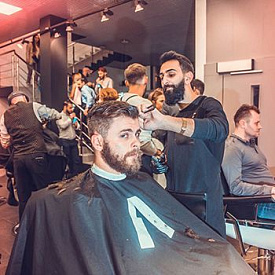 Strizhka clienta v barbershope Aliaska