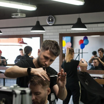 Strizhki studentov na kurse Rasshirennyi barber apgreid