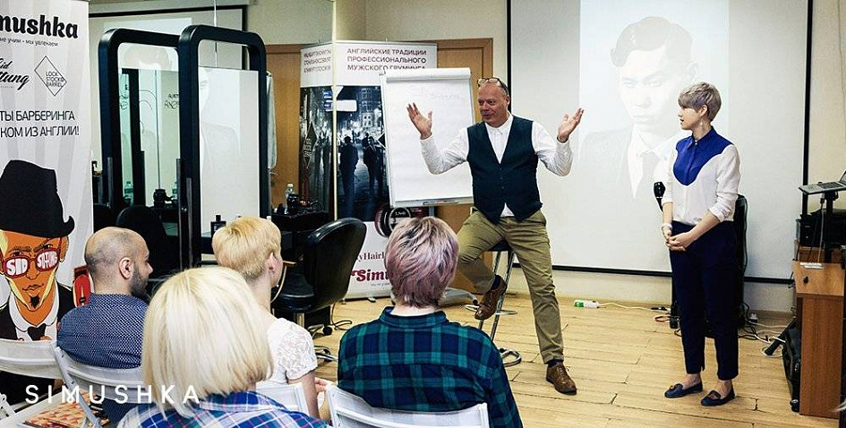 Kevin Khemm provodit svoi seminar